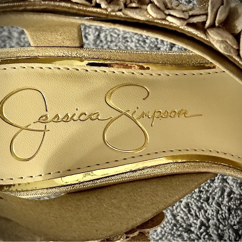 Jessica Simpson Gold Ruffled Heels - Picture 5 of 8